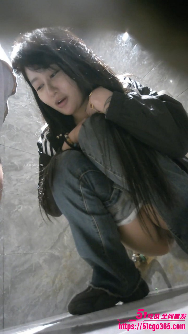 夜总会女厕偷拍视频流出！超高颜值小姐姐放尿瞬间 雪白大腿叉开私处完美露出 如KTV选妃般令你欲罢不能！