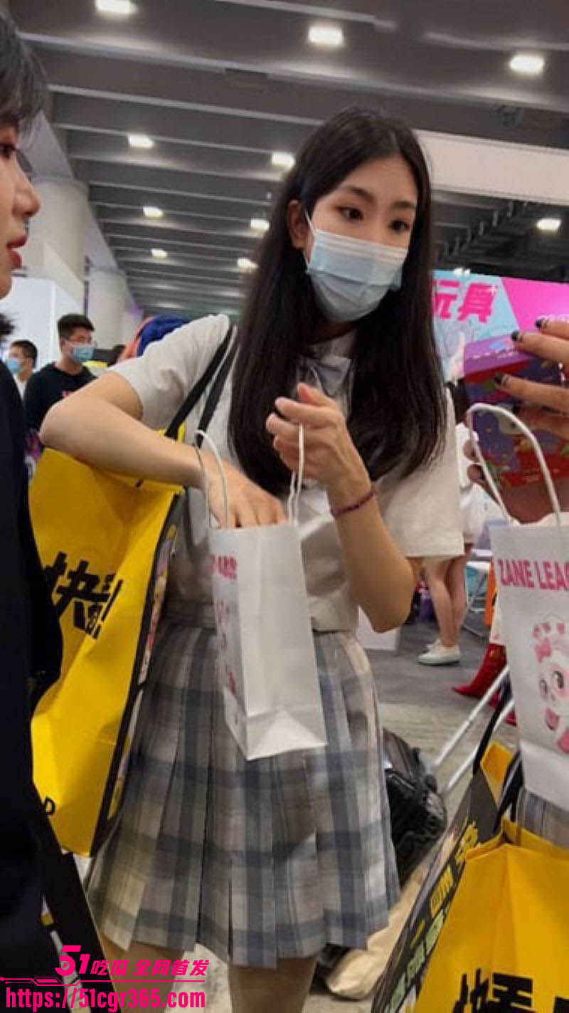 商场抄底JK肉丝妹子走光 2