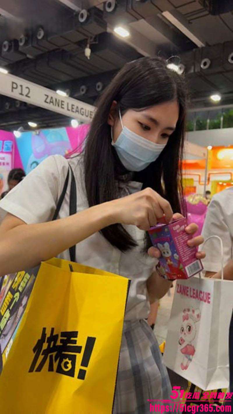 商场抄底JK肉丝妹子 粉色内裤贴肉 裙底偷拍黑森林全露 翘臀摇曳汁水隐现 禁忌春光一览无余！
