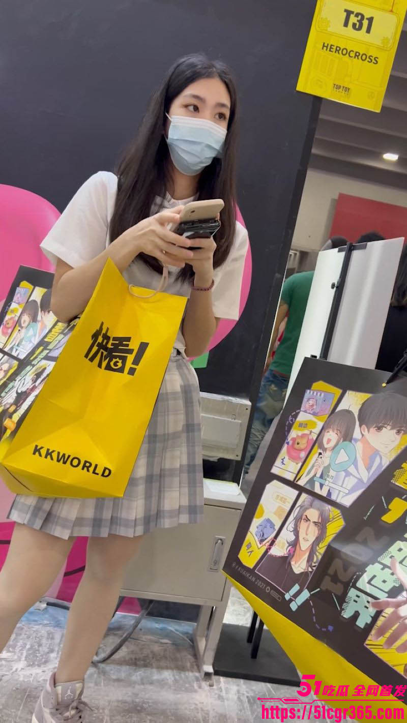 商场抄底JK肉丝妹子走光 3