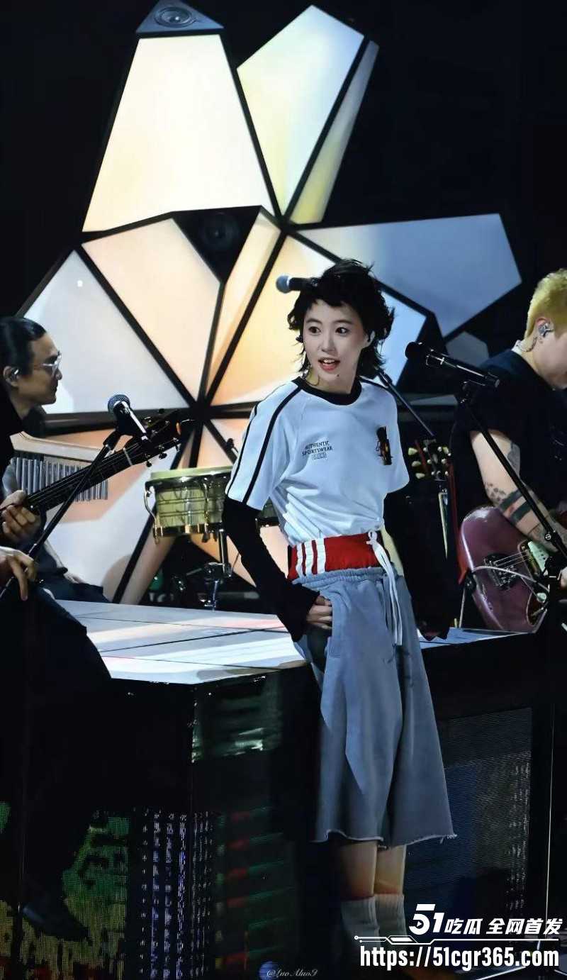 窦靖童宋妍霏女同性爱视频09