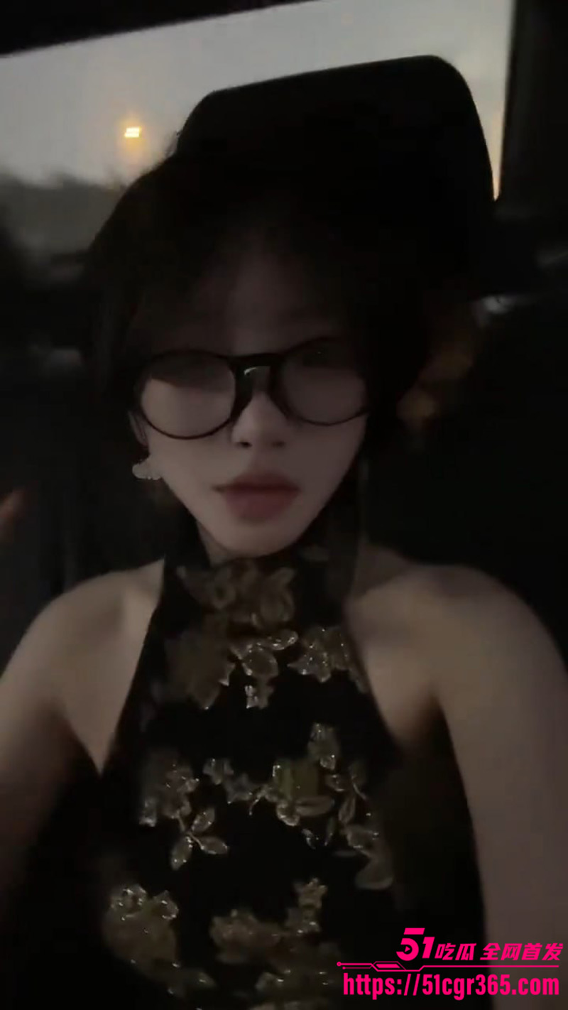 极品网红少女 song老师 自慰视频曝光 脖子带狗链口交假屌 道具深桶白虎蜜穴跳蛋震颤阴蒂淫水四溢！