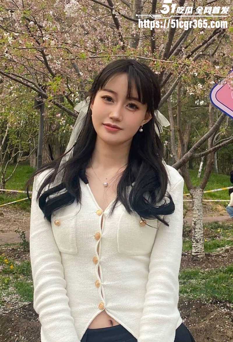 万人疯求！山东齐鲁屌王调教极品人妻 露脸口交无套车震 高潮中与老公打电话 强忍着不敢呻吟 被主人颜射满面！