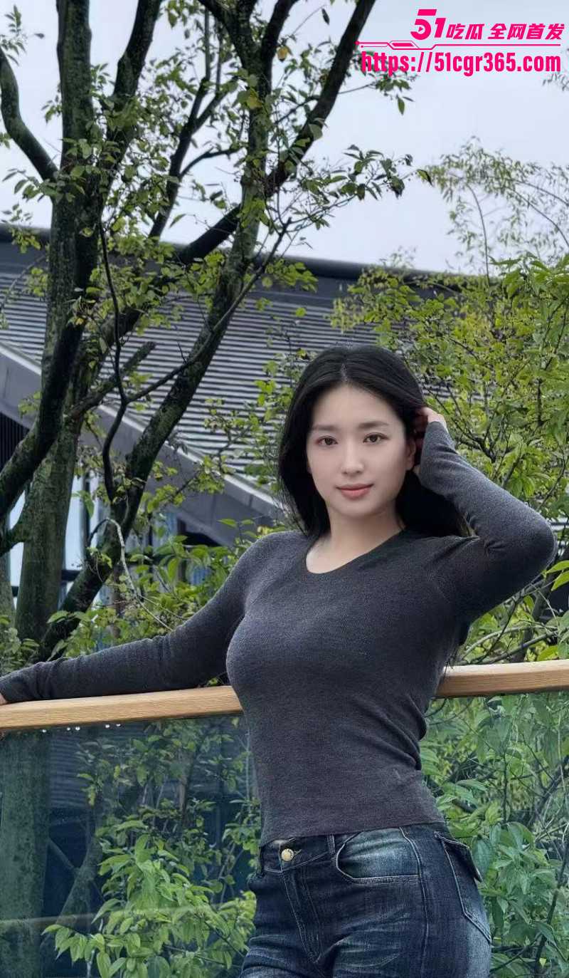 乱伦大神 大胸嫂子会喷水 嫂子身穿开档黑丝淫欲上脑 主动求操被蹂躏美乳 全程娇喘超刺激！