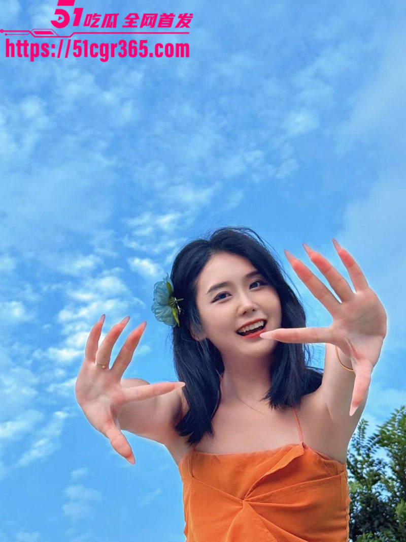 广州绿帽老公献妻兄弟群P 极品熟女翘臀大奶身材完美 白虎穴被轮番无套猛操 老公一旁全程录像 场面淫乱刺激！