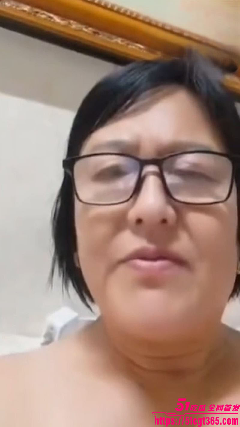 东营利津县大姨裸聊大瓜！五十多岁丰满熟女不甘寂寞 与年轻小伙裸聊自摸 被录屏曝光全网疯传！