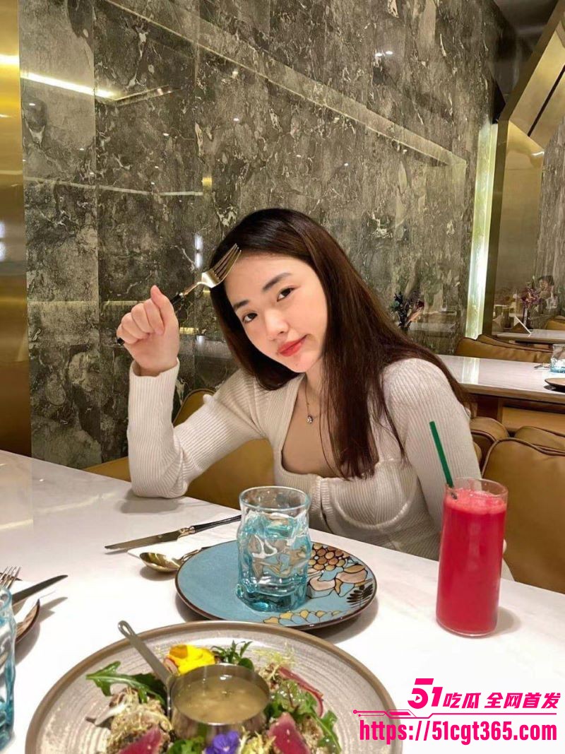 广东贱婊 钟幸 边挨操边打电话给纯爱男友 喘息呻吟中问爽不爽用力点 喊野男人爸爸发语音 绿帽男惨败反手曝光！