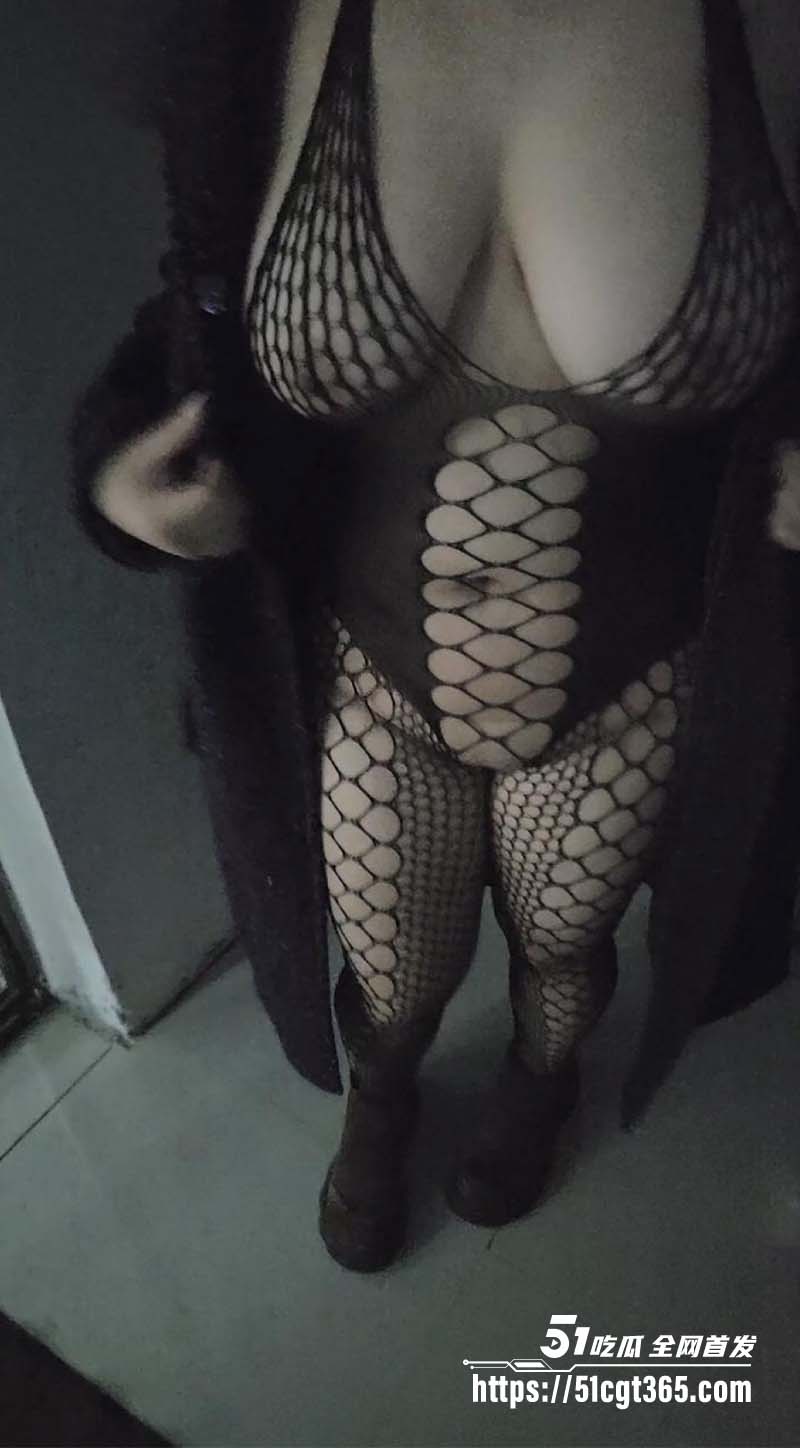 海角大神我管堂妹叫嫂子 第一次体验惊心动魄的漏出做爱 在民宿门口后入堂妹