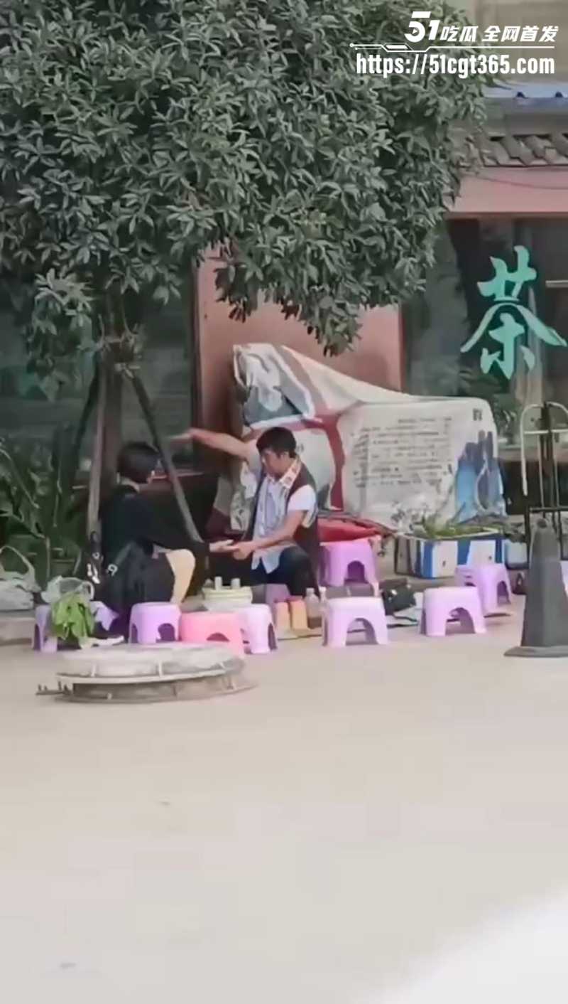 公园算命大师哄骗小仙女 揉胸抠穴就能断知福祸 趁机揩油过足手瘾 美女被彻底忽悠傻了！