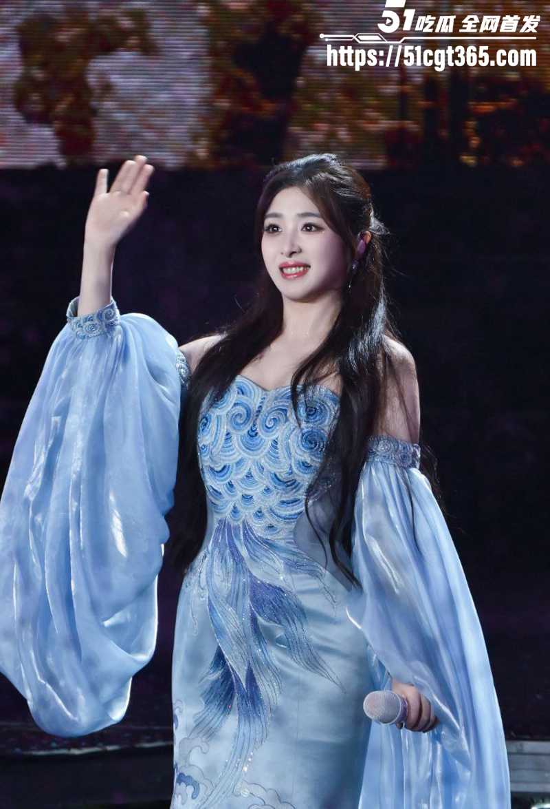 张含韵2025归韵演唱会 裙底风光撩人遐想 为瓜友们献上女神的AI换脸淫片 看纯真崩成禁脔 尽情奸淫酸甜少女！