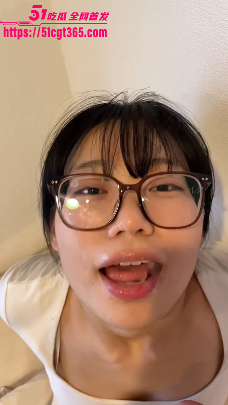 武汉极品眼镜妹 沈曼宁 与男友性爱视频曝光 清纯脸庞加上大框眼镜 露脸口交深喉吞精 反差感拉满！