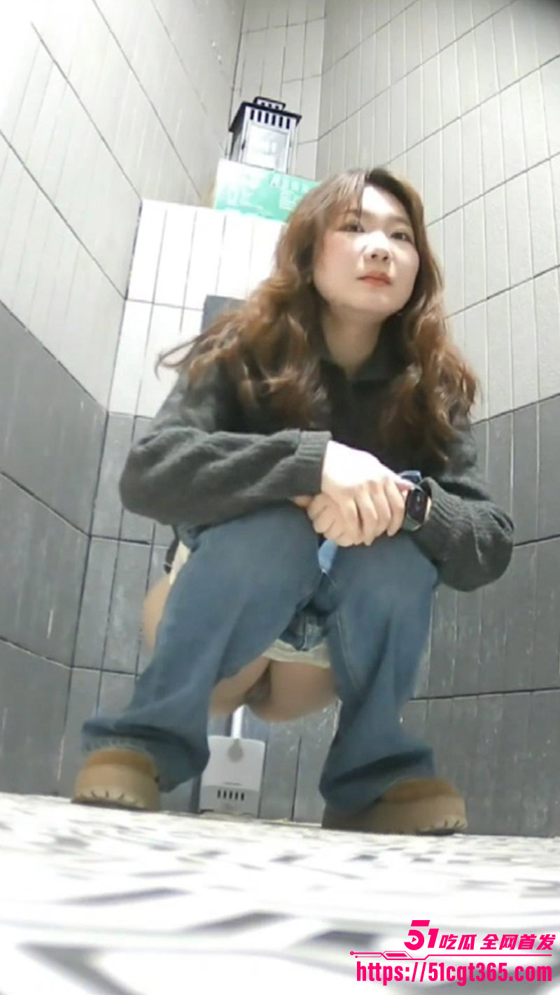 高速服务区厕所偷拍 各式小姐姐脸穴同框翘臀放尿 各种美鲍尽收眼底 满足瓜友们原始窥欲！