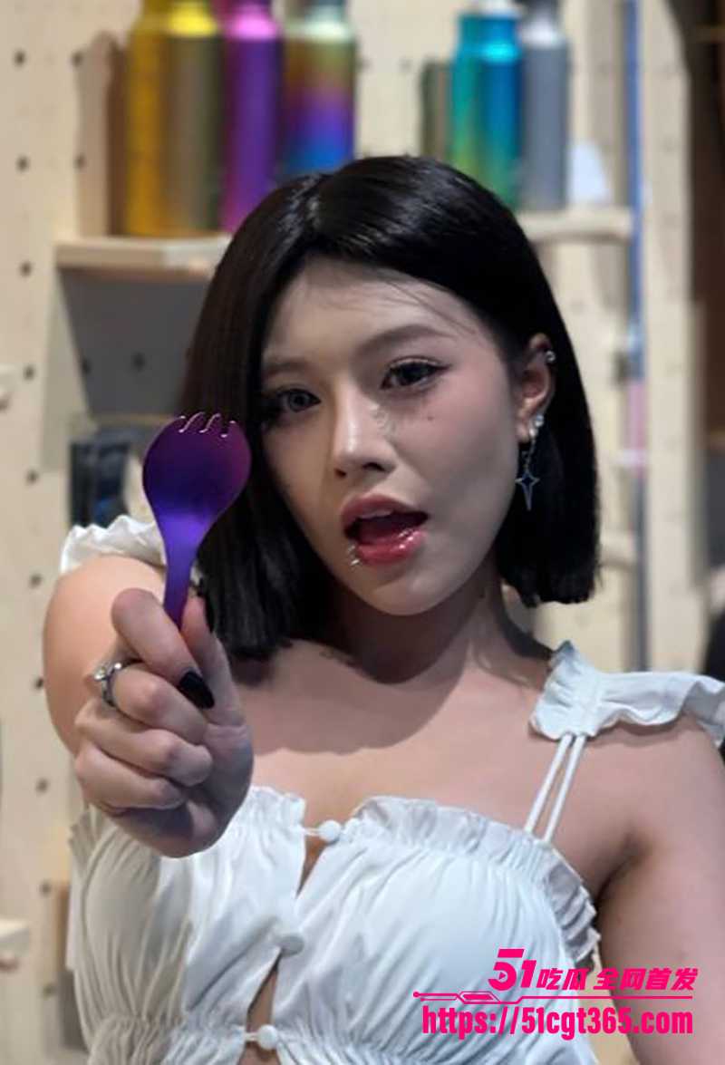 山西超美小网红 苏雨桐 开档淫装撩拨约炮 露脸舔屌自慰虐穴 M腿掰穴被大哥操懵失神 饥渴骚劲如吃春药！