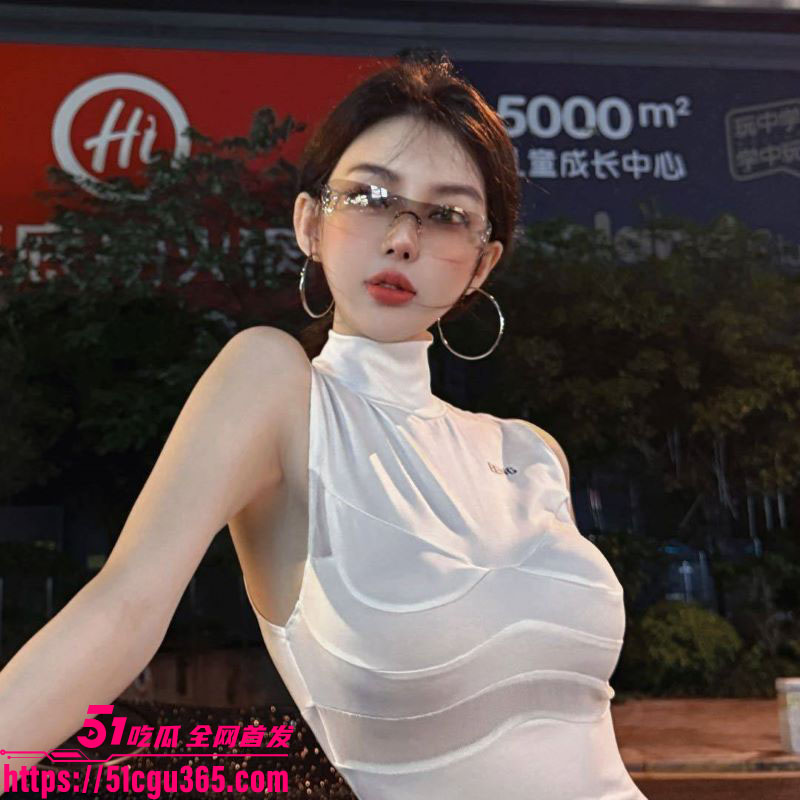 古早网红郭美美出狱两年喜提700万海蓝劳斯莱斯 7