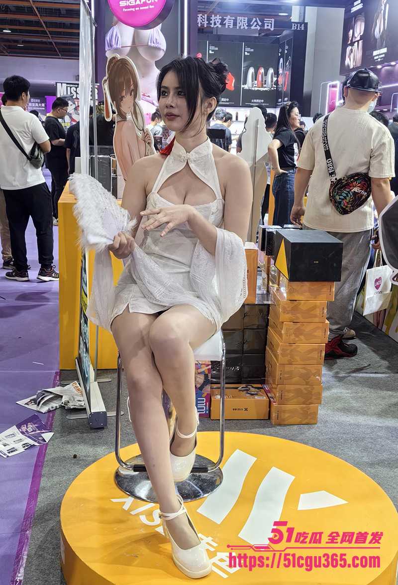 广州成人展观众上台互动调教女模视频流出2拷贝