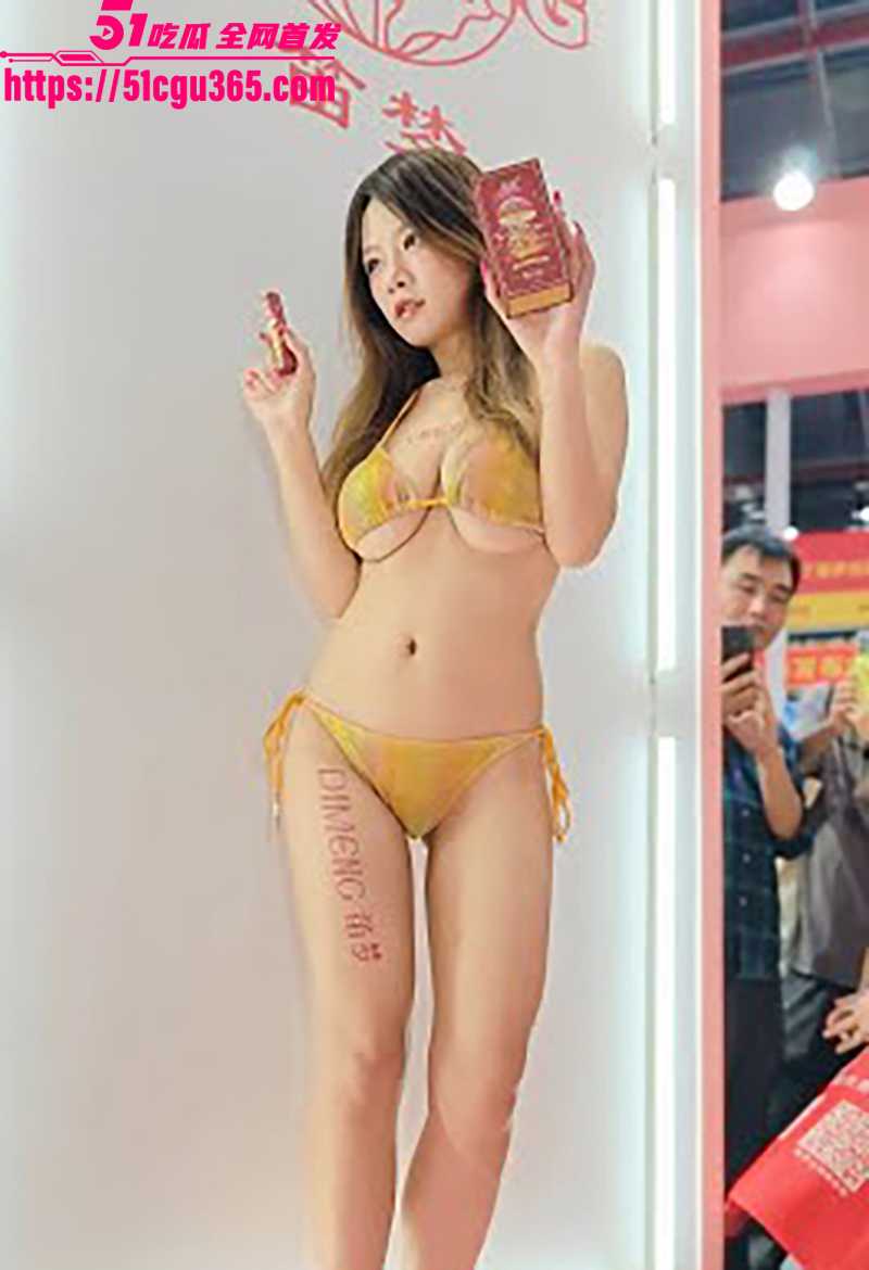 广州成人展观众上台互动调教女模视频流出9拷贝