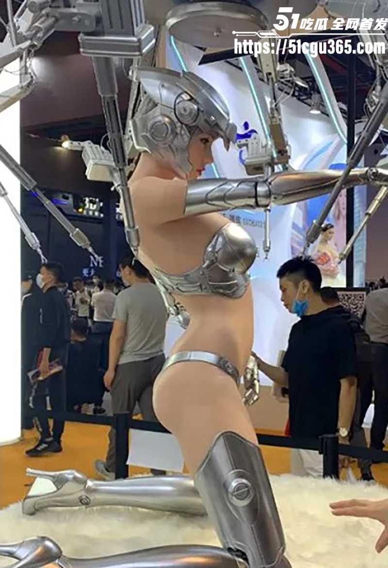 广州成人展观众上台互动调教女模视频流出8拷贝