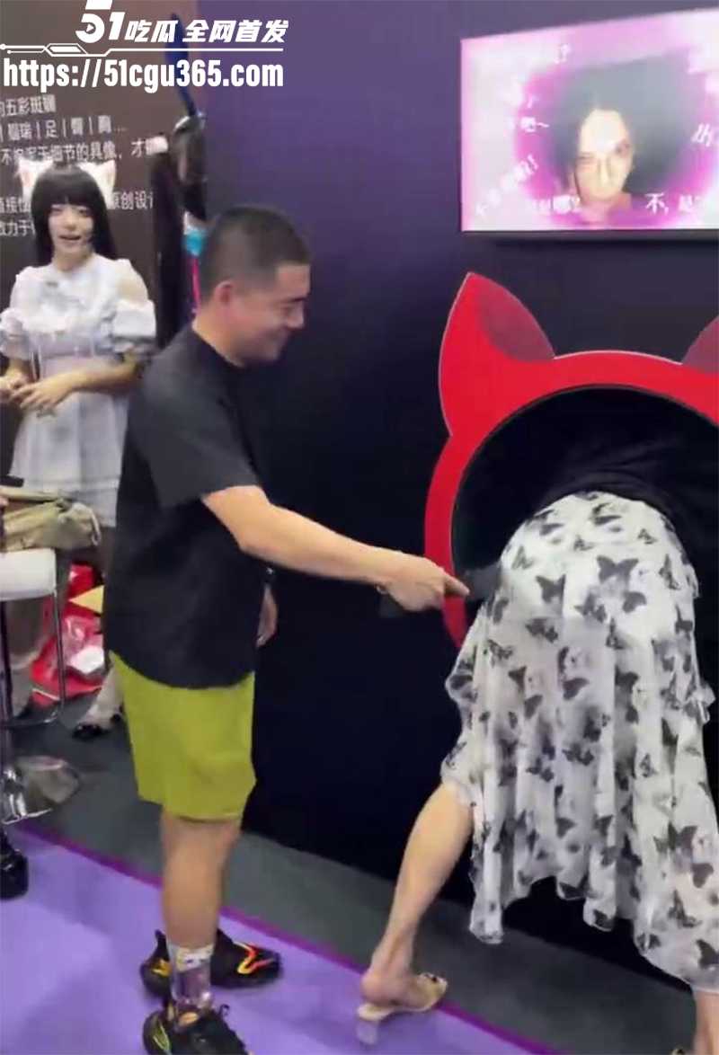 广州成人展观众上台互动调教女模视频流出6拷贝