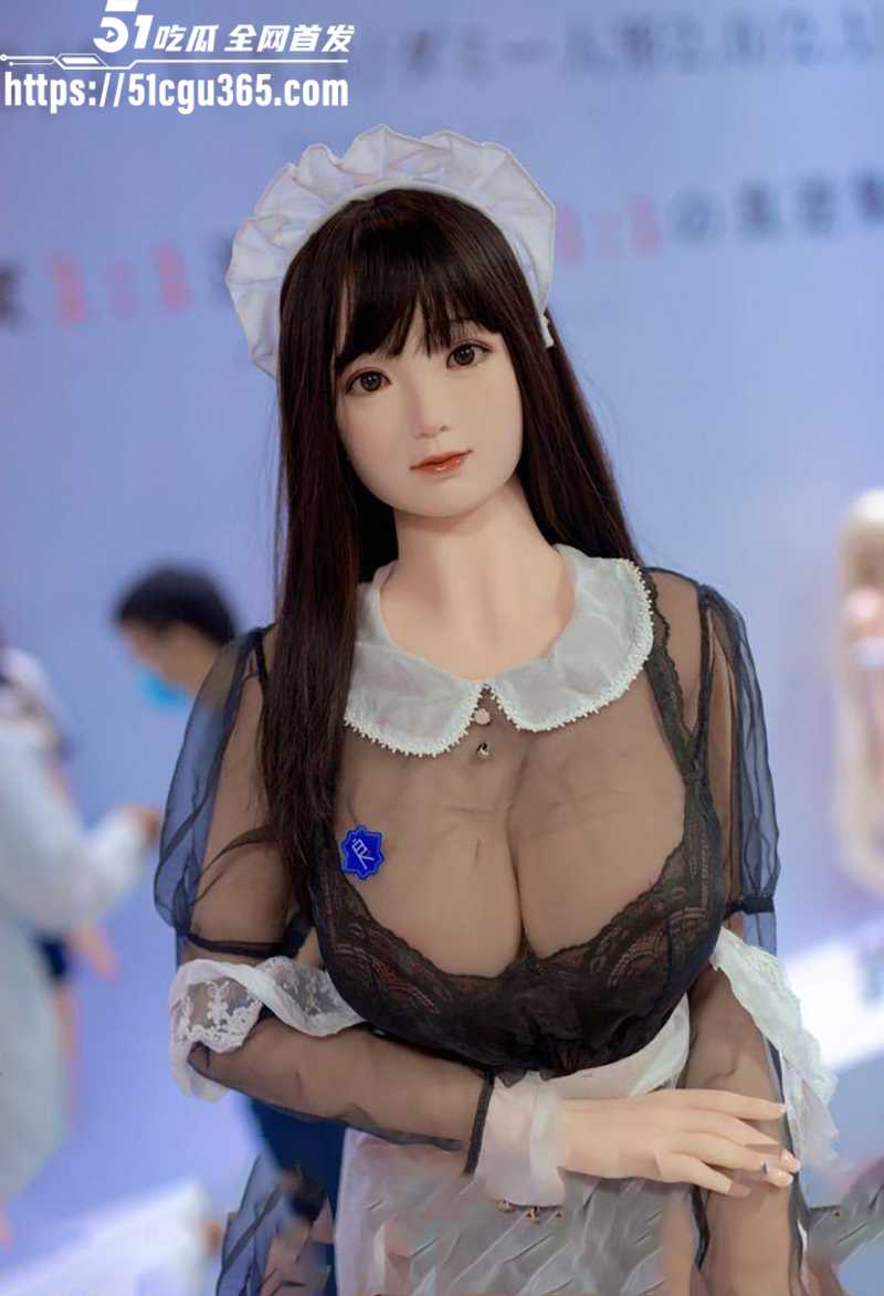 广州成人展观众上台互动调教女模视频流出4拷贝