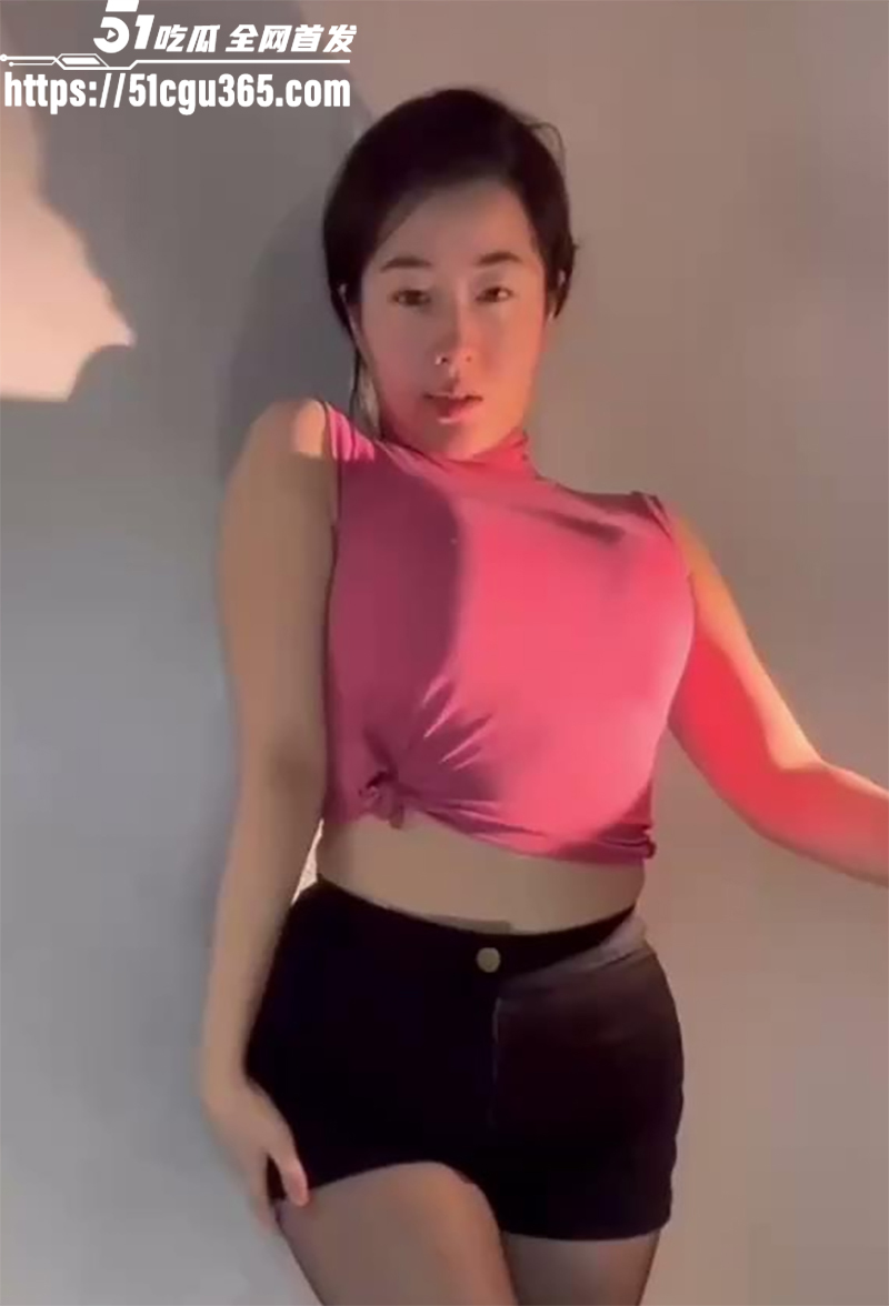 性感网红熟女 豹什么豹 不雅视频流出 丰腴尤物骚舞撩汉 线下裸聊露奶掰穴 饥渴自慰淫叫！