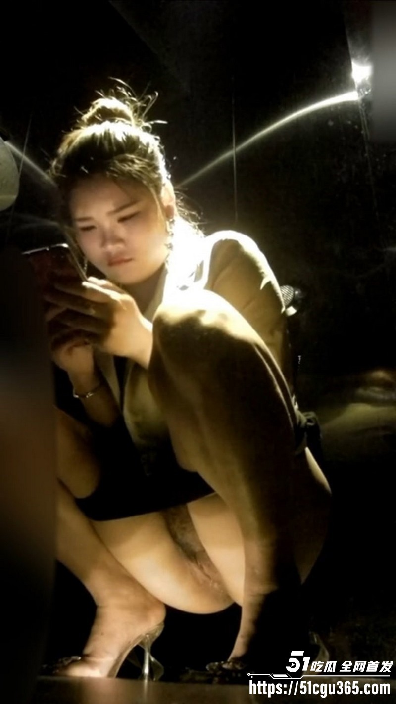 夜总会厕所偷拍合集 陪酒女逼脸同框风骚拉满 黑丝短裙撩臀喷尿 粉嫩蜜穴滴线肿唇外翻尿液喷溅！