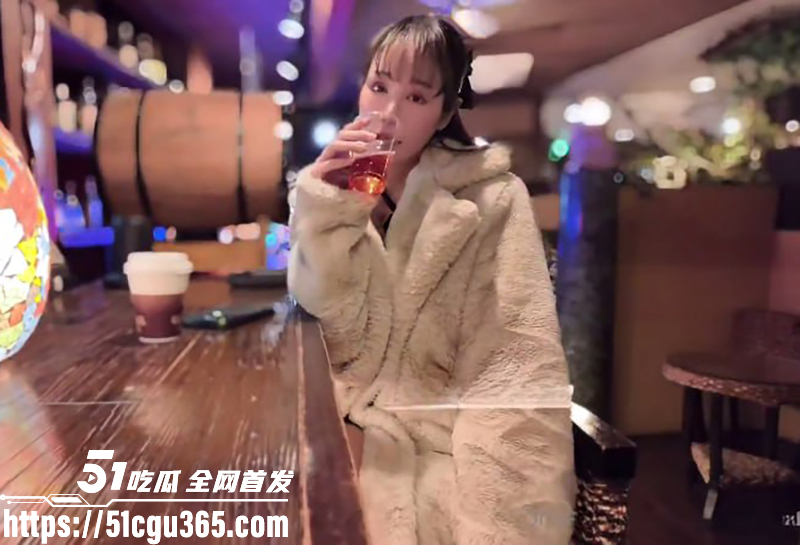 推特网红甜美可爱少女Naomiii酒吧约会性爱视频流出3拷贝