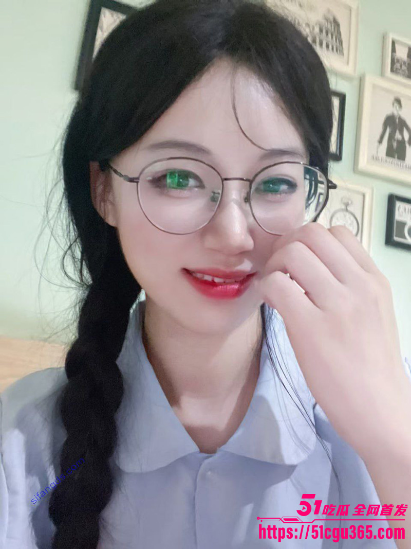 气质良家眼镜妹 哓绵 裸聊自慰合集流出 反差骚货三点全露裸舞 跳蛋自慰骚劲爆棚 诱惑感拉满！