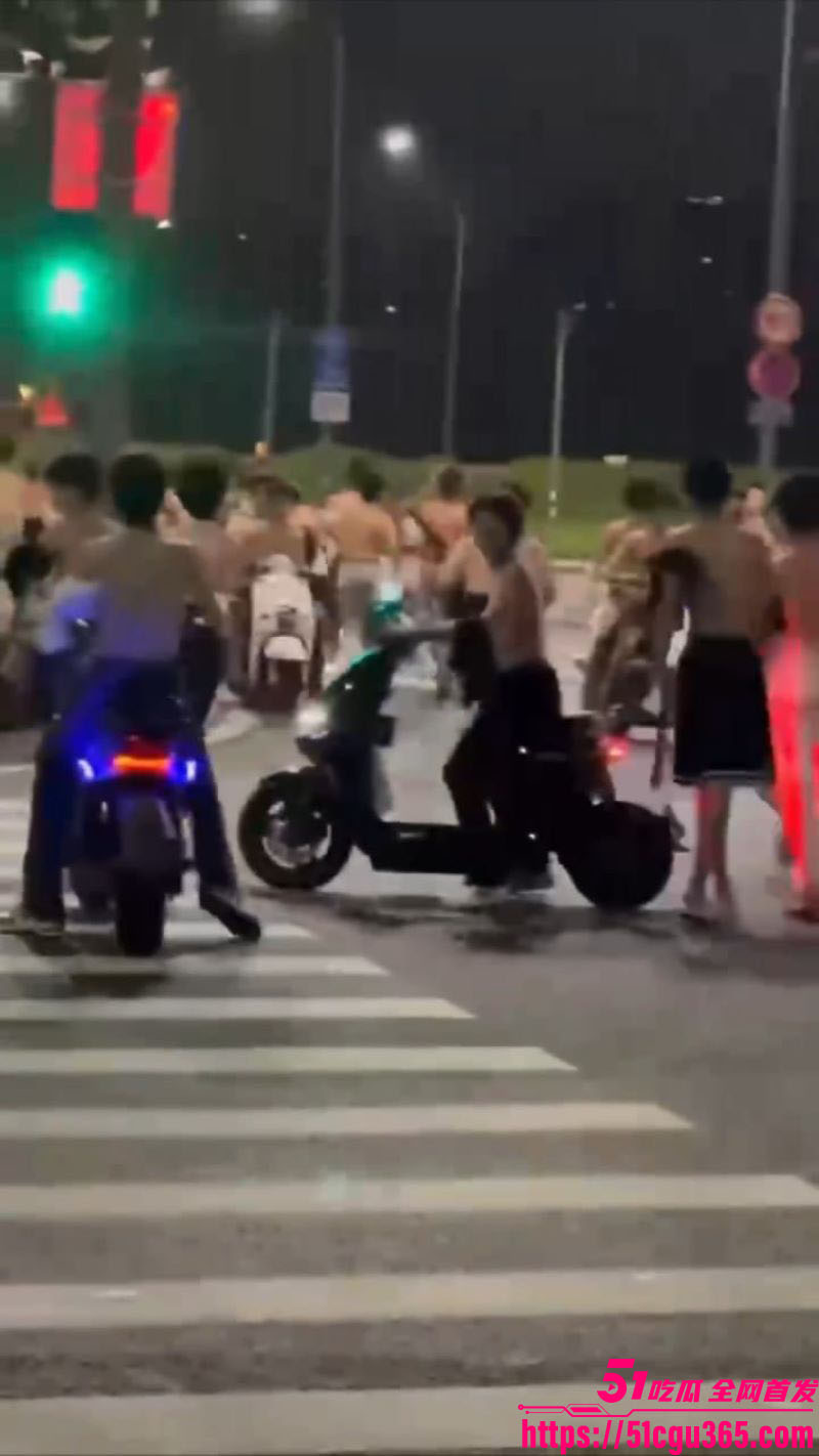 广东街头古惑仔重现！赤裸染发小哥棍棒齐飞 拳拳到肉血溅四方 飞车撞人惨叫震天 宛如20年前港片狂飙！