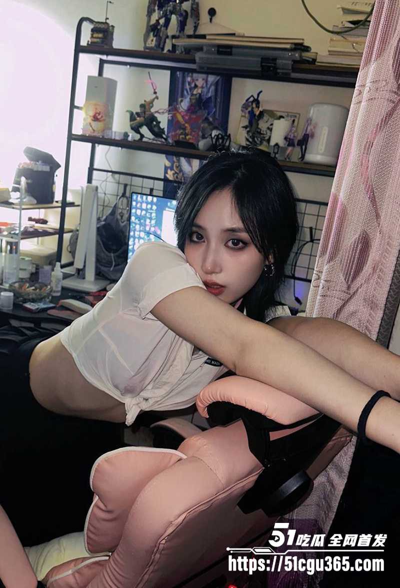 延边大学校花 李静 不雅视频疯传 寝床全裸玩网调自慰 完美露脸撅臀抠穴 激情车震任金主拍下大量淫照！