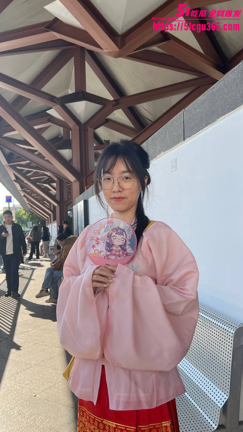 天津骚货 李彤彤 约炮视频流出 含屌玩手机还不够 边干边用跳蛋狂震嫩穴 简直骚到骨子里！