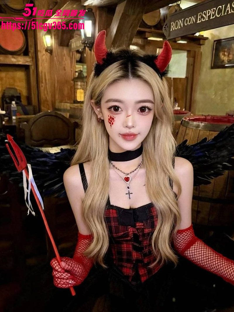 上海二次元美少女 依依 被金主高价包养调教 毒龙舔脚趾到口爆内射样样精通 顶级肉便器母狗属性完美暴露！