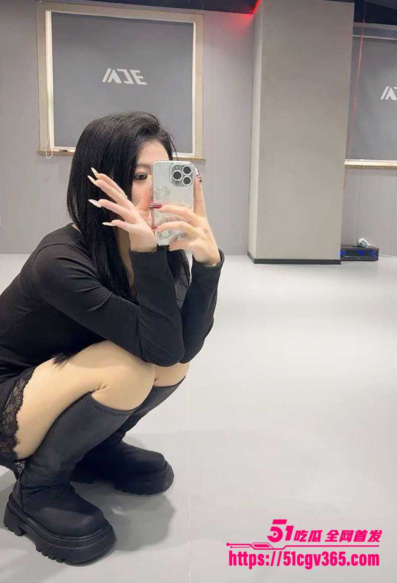 上海反差街舞老师娜娜3P私拍合集流出2拷贝