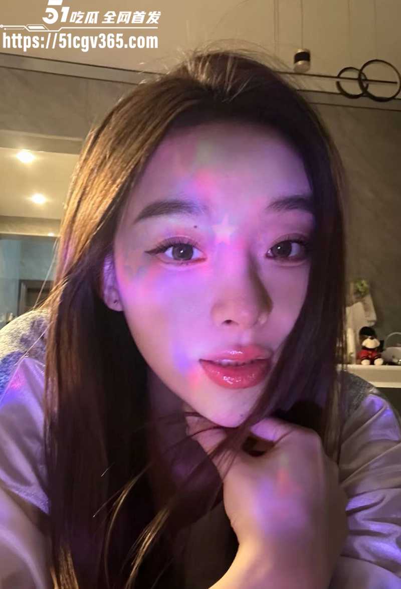 广州性感拜金女 张亦扬 与金主野战互玩性器 拍各种露脸舔屌淫片 在闺房堆满淫装阳具 疯狂捞金毫无底线！