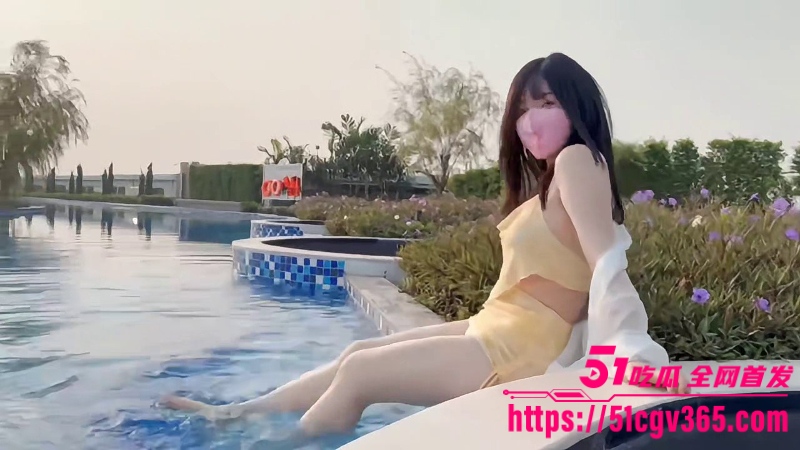 极品巨乳反差婊 萌之乖乖 户外泳池全裸露出 2