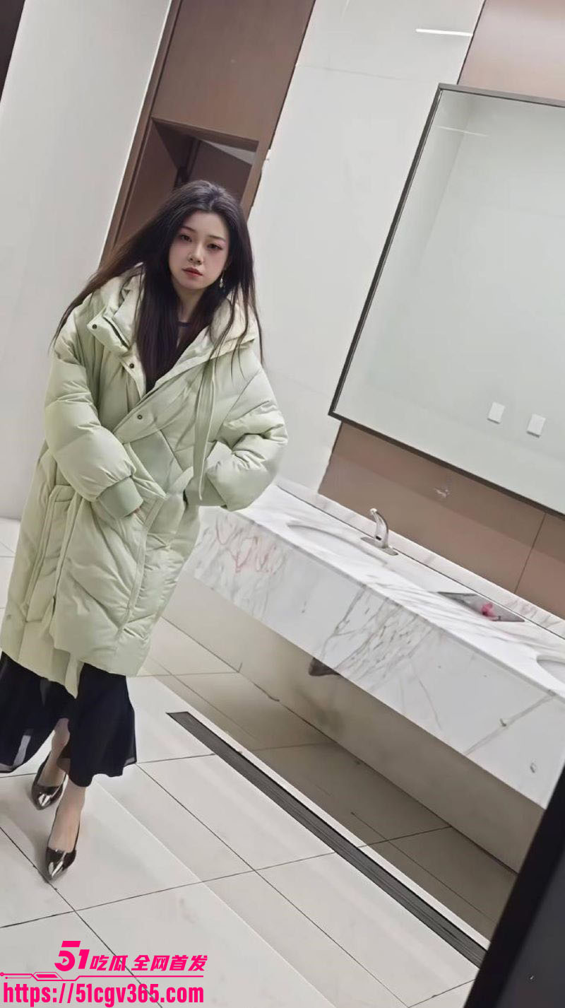 精选厕拍视频！大神女厕偷拍两无毛小姐姐放尿 逼逼粉嫩诱人 偷拍全过程流出！
