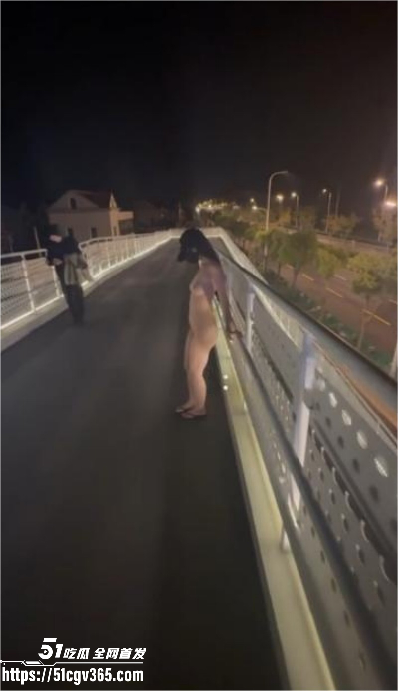 露出女王白桃汽水户外合集07