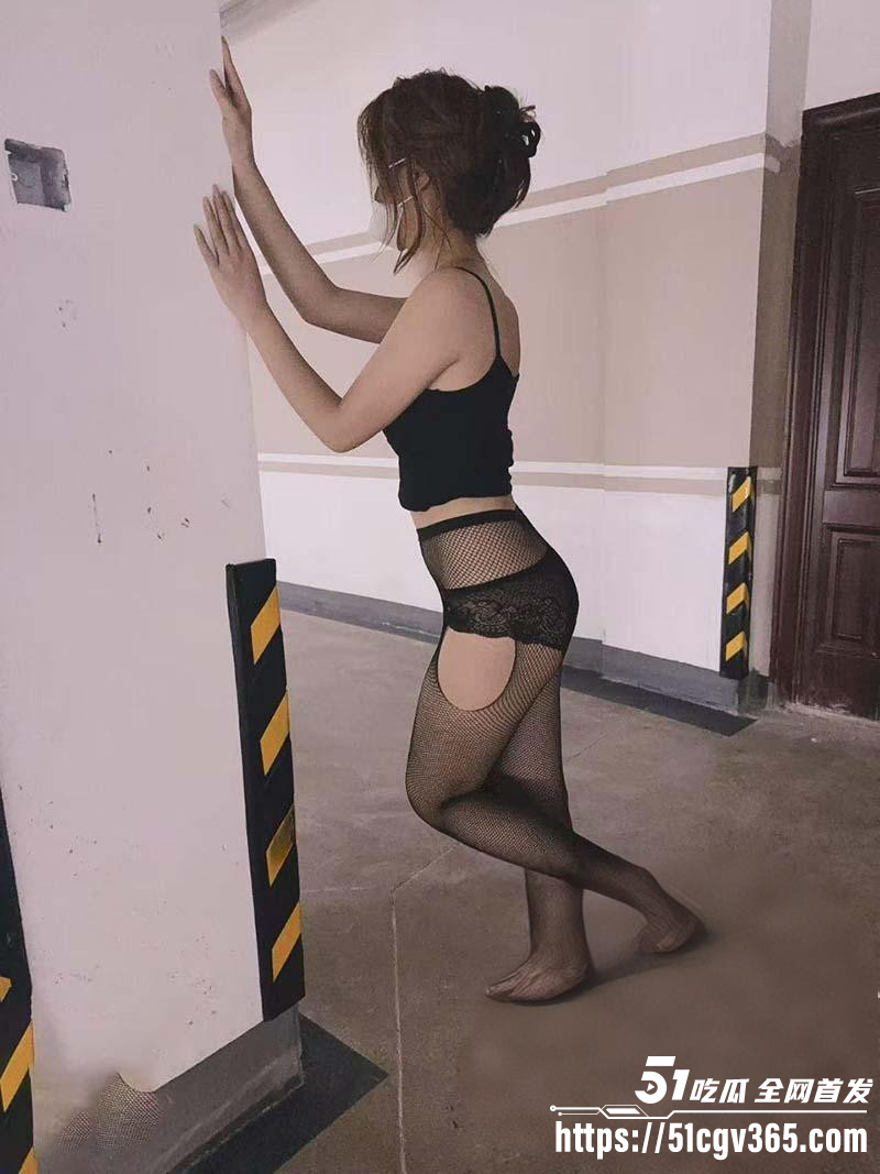 爱操亲嫂子调教嫂子电梯间露出03