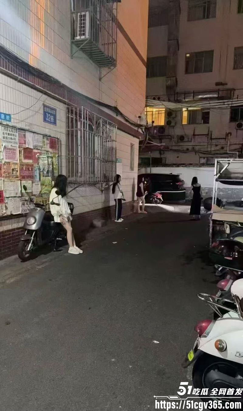 广西南宁琅西菜市惊现高颜野鸡 嫖客们排队约操小姐姐逼被操冒烟 娇嫩身体狂干猛操 扫街嫖娼现场直击感官！