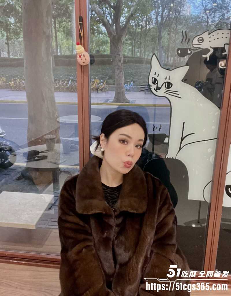 乱伦大神 善良的小嫂子 性感厚黑美嫂台球厅玩露出 球杆猛插淫穴浪叫声贯彻云霄！