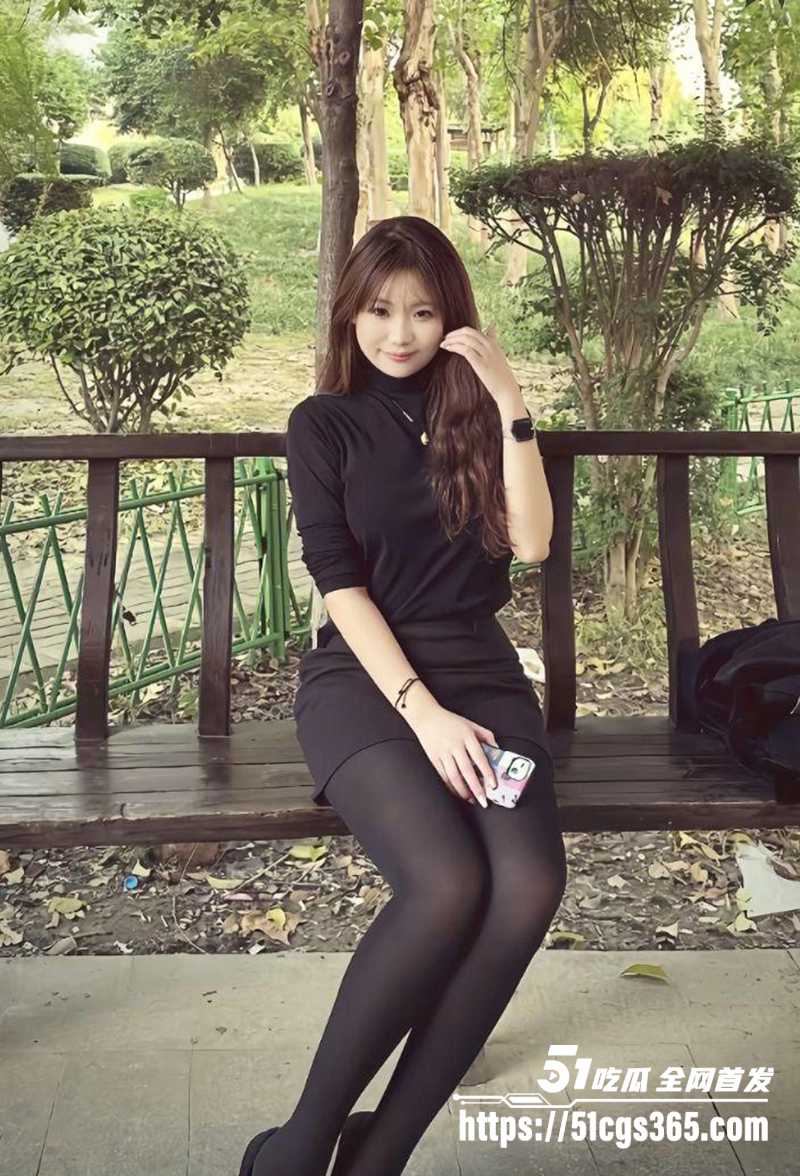 上海高校美女 李佳怡 5万包夜卖身金主 高端会所群P淫片曝光 露脸群交被三男颜射！