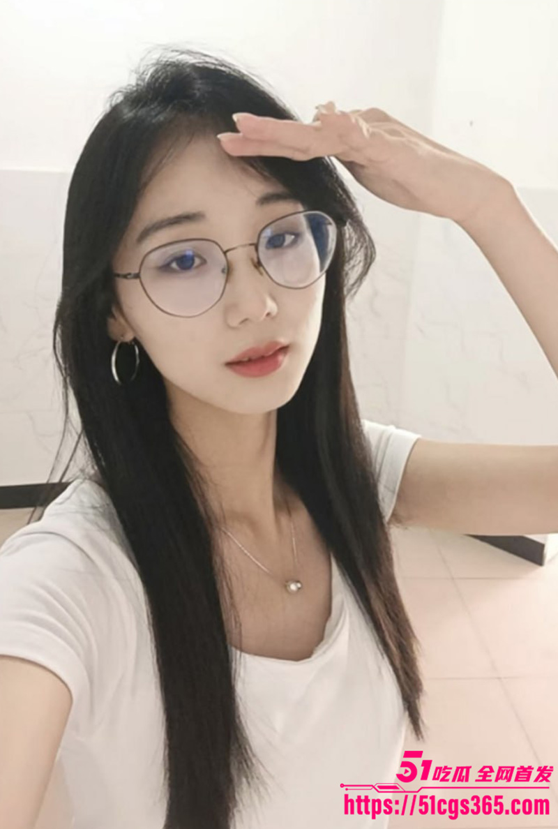 湖北科技学院反差眼镜妹 霍西梅 约炮视频曝光 露脸口交深喉 主动骑乘抽插狂摇 无套猛操颜射爆表！