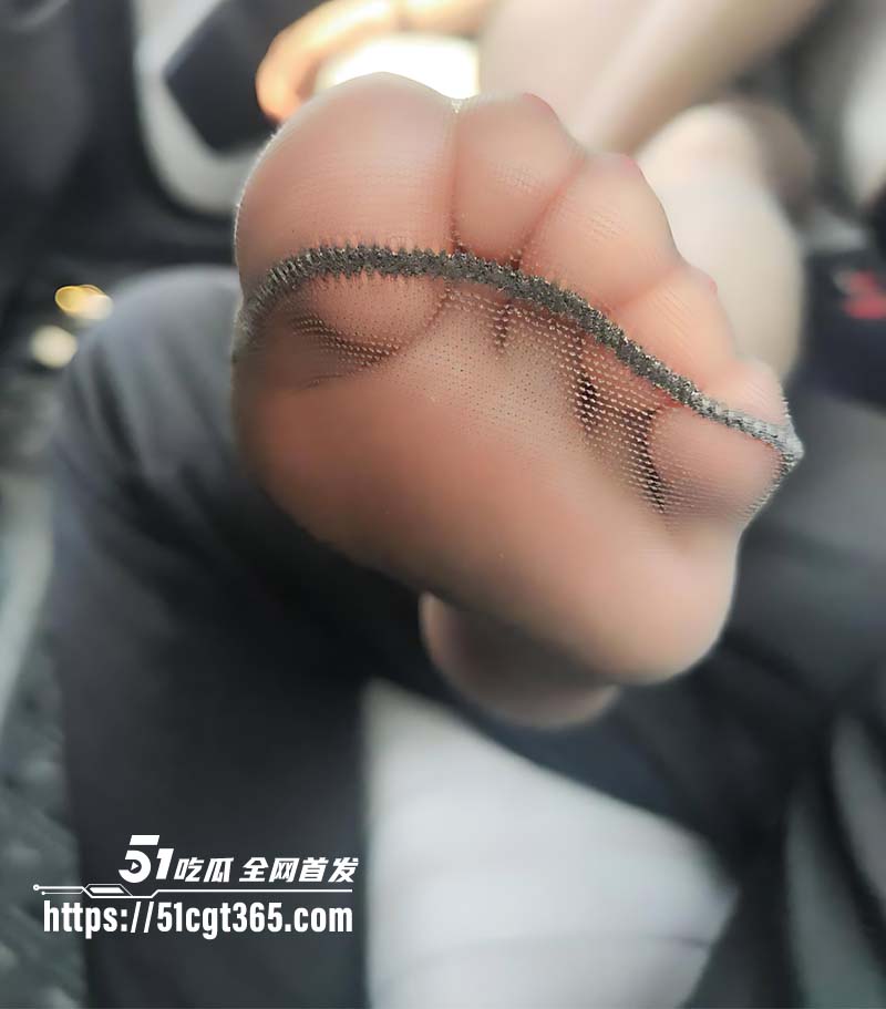 海角大神嫂嫂丝足收割机 车上极品黑丝骚妇系列2 她在车上没忍住让我插入射两次潮喷了