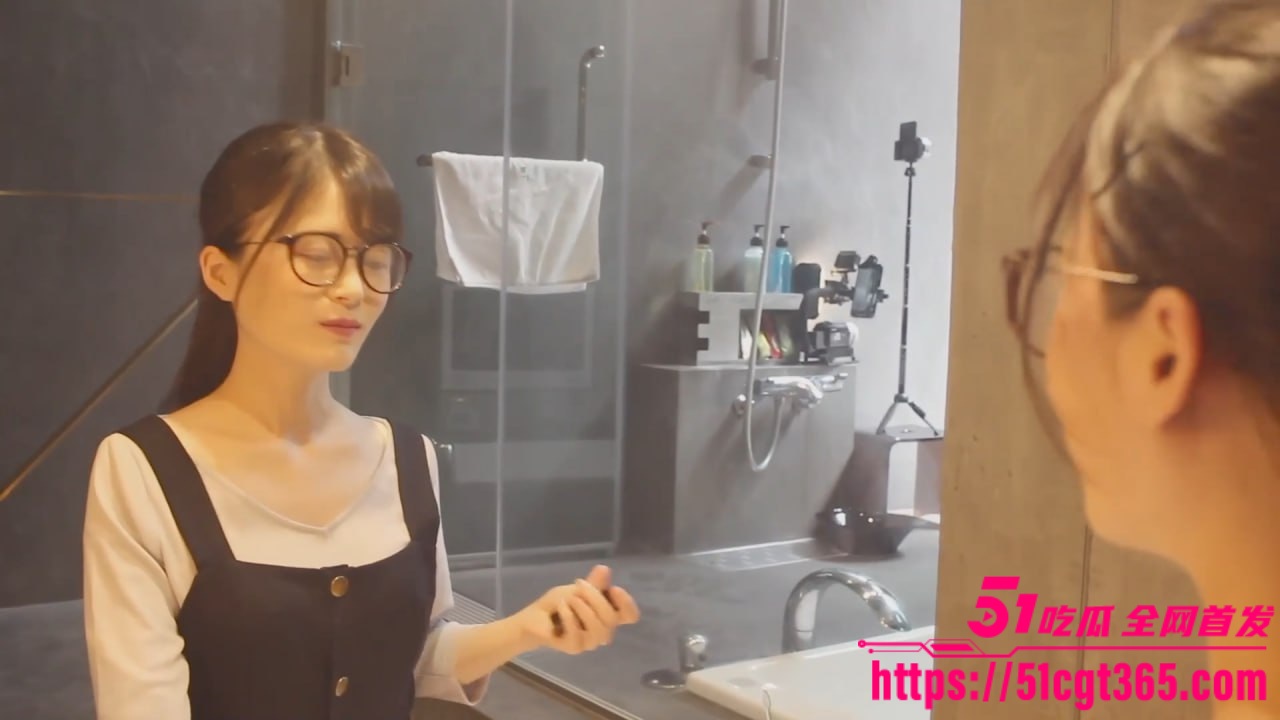 日本超清纯眼镜少女 由香 经典性爱大作 浴池深喉口交 床上激情69式互舔 后入女上轮番爆操内射白虎蜜穴！