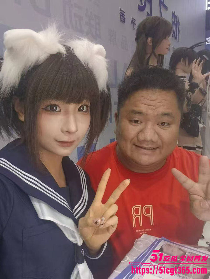 广州劲爆成人展 福利姬当众舔舐路人奶子视频曝光 现场美女云集美不胜收 大尺度诱惑拉满 ！