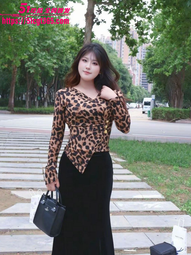 河南周口巨乳母狗 晨晨 被金主包养车震！高颜值骚货坦克身材皮肤白皙 骚逼粉嫩激情爆操浪叫勾魂！