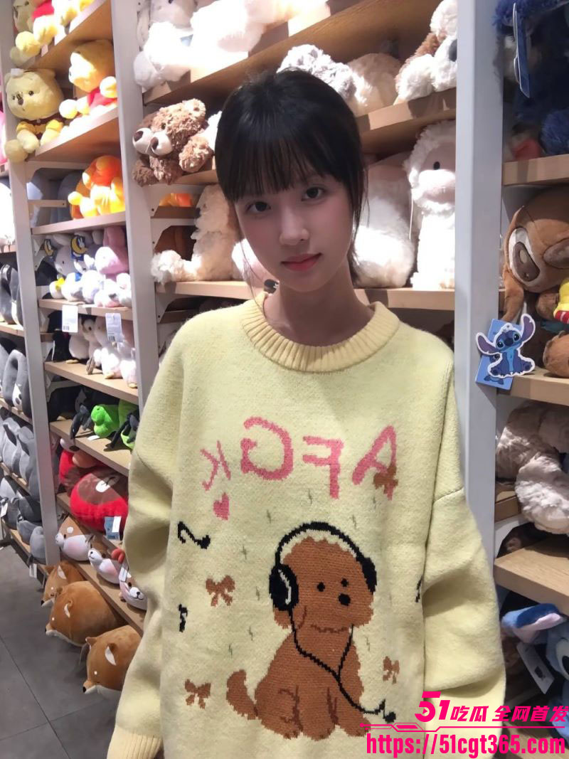 华北电力大学长椅野战偷拍！学霸女学生骑乘黑人猛男 啪啪声夜色中回荡 长椅秒变打卡圣地！