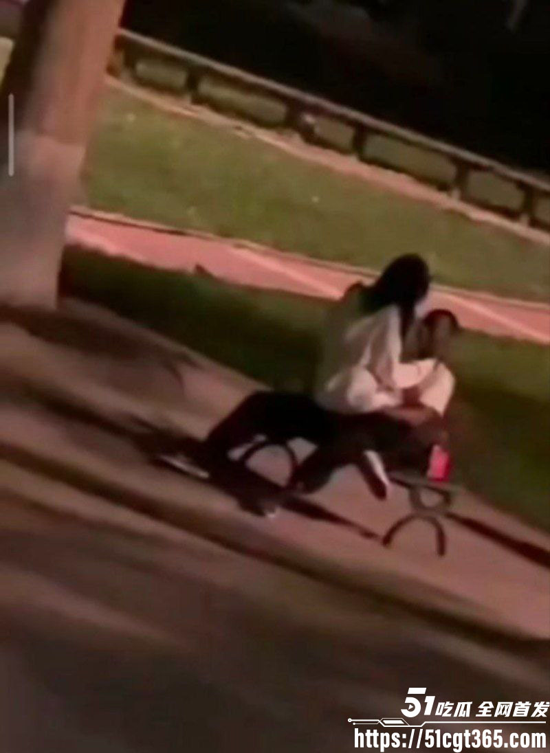 华北电力大学长椅野战偷拍 5