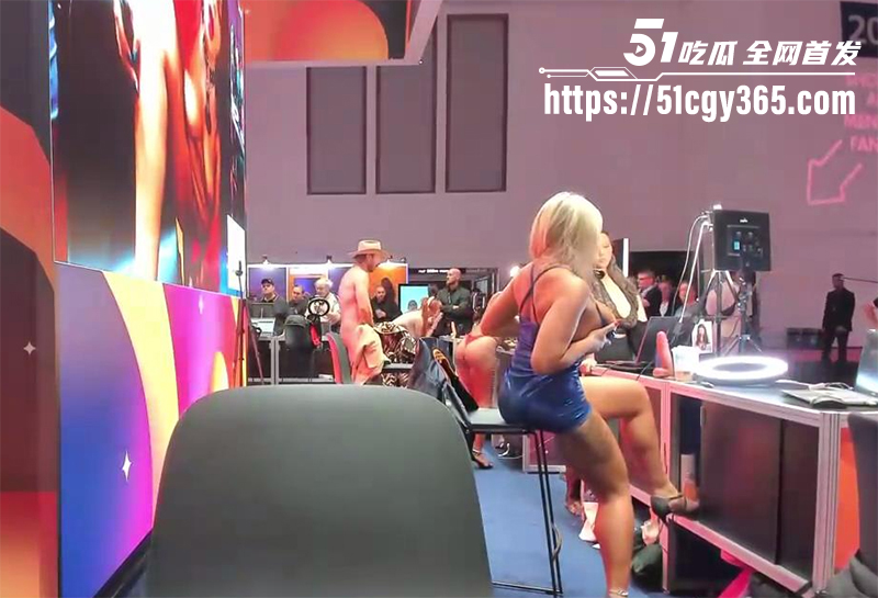 OF亿级订阅女神 JessicaStarling 2025AVN成人展现场 全裸当众自慰狂喷淫水溅镜 上演年度最疯公开羞耻高潮！
