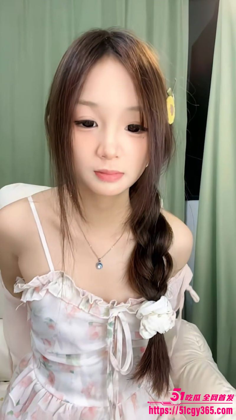 抖音风裸舞播主 月月 大跳诱人裸舞！青涩马尾少女劈腿摇臀 吊带滑落乳尖颤栗挺立 反差拉满！