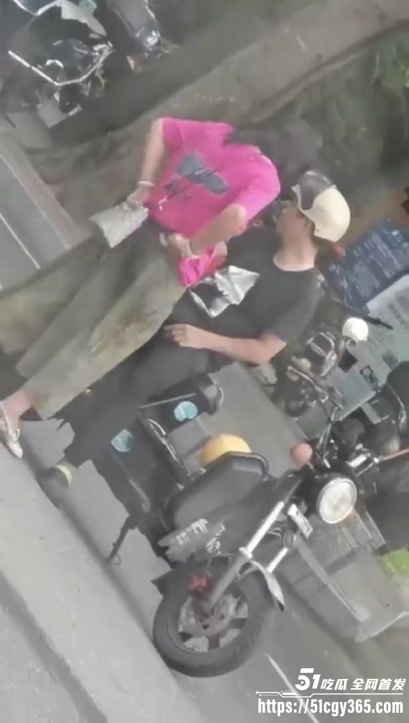 老情侣当街扣逼 4